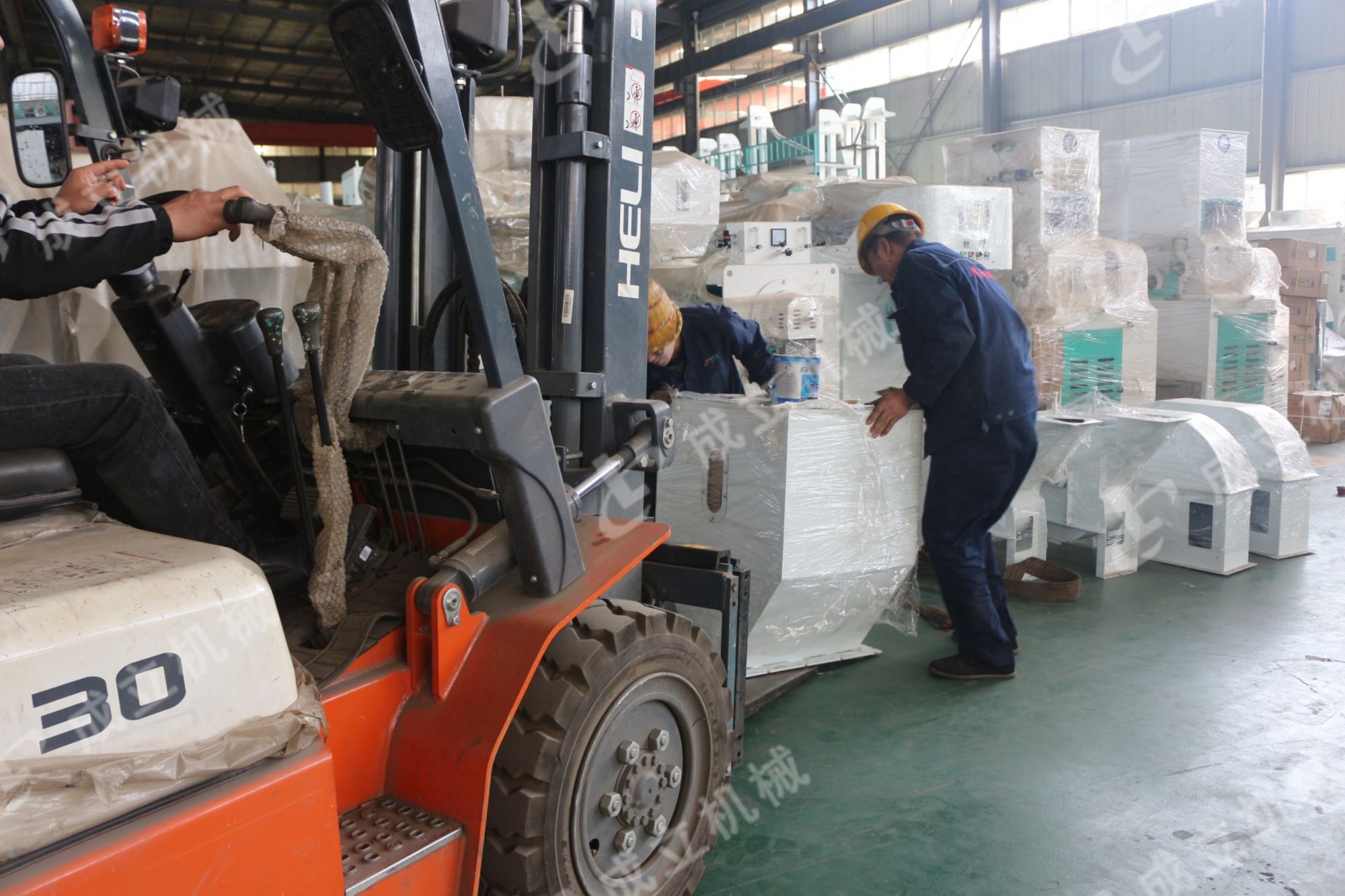 30吨玉米深加工设备装车发往贵州用户现场